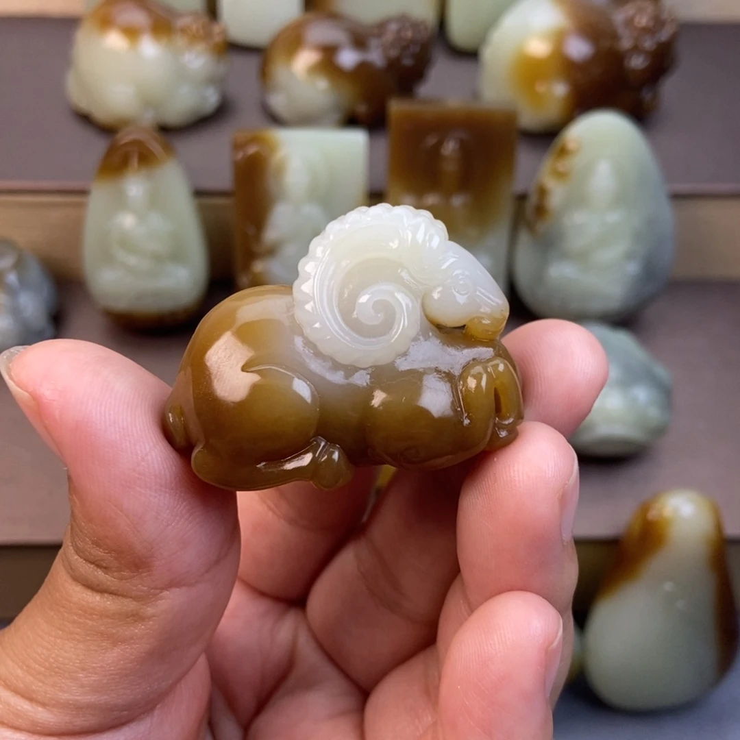 颈饰未镶嵌和田玉（糖玉）