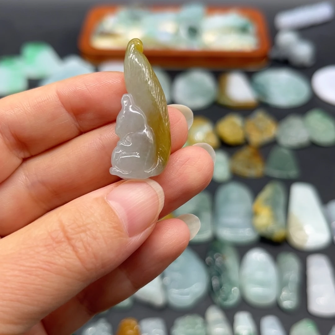 翡翠未镶嵌颈饰松鼠