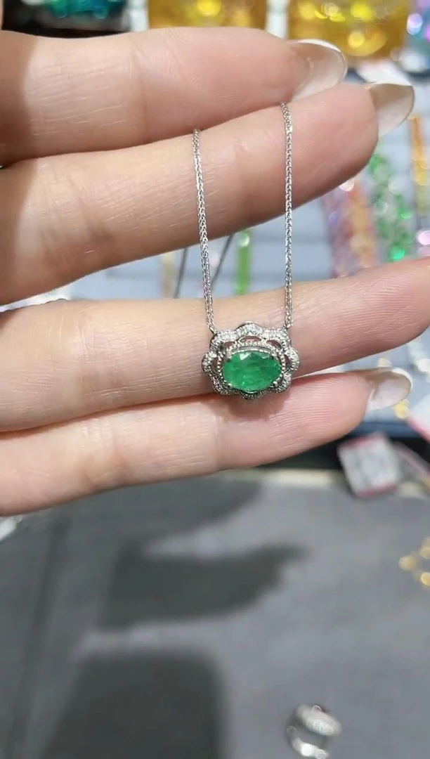 18K金镶嵌天然祖母绿项链