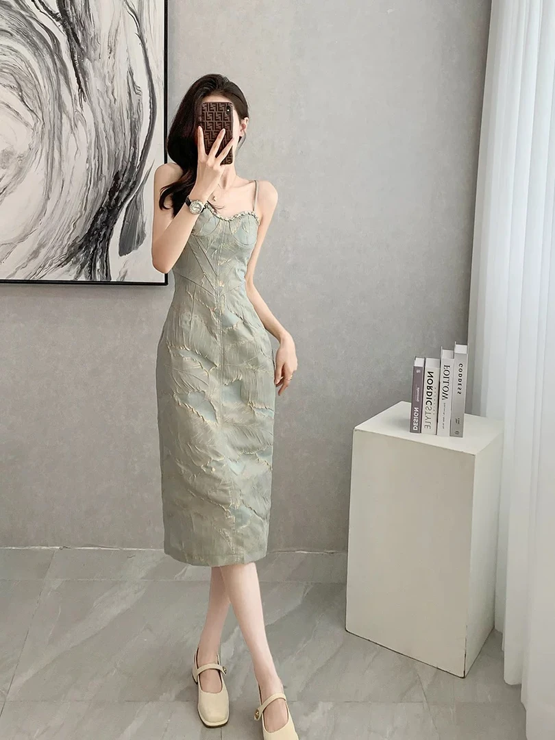 法式气质吊带连衣裙2025女夏季新款高端名媛设计感收腰包臀长裙子