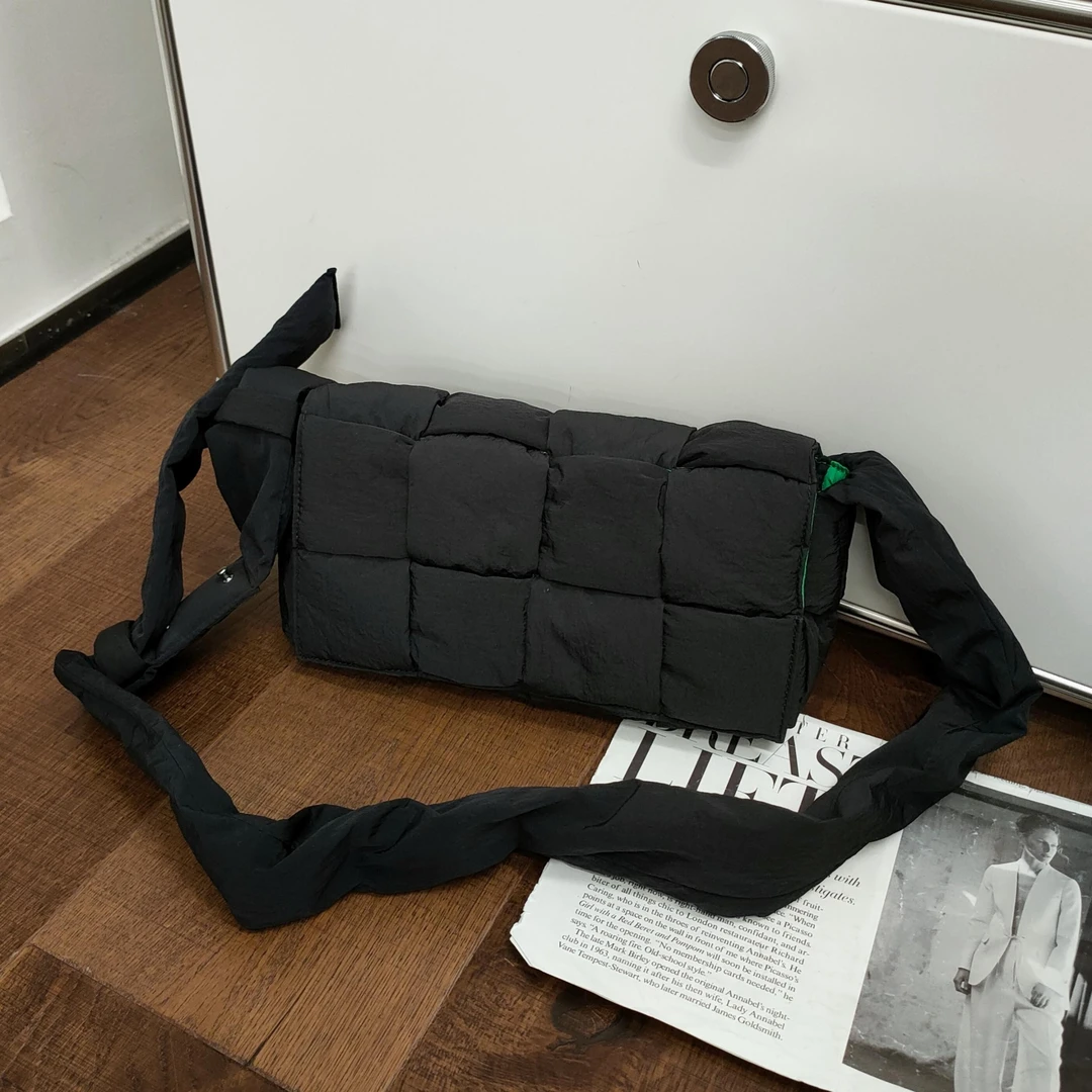 95新 BOTTEGA VENETA/葆蝶家 黑色尼龙羽绒casstte8格斜挎包49414