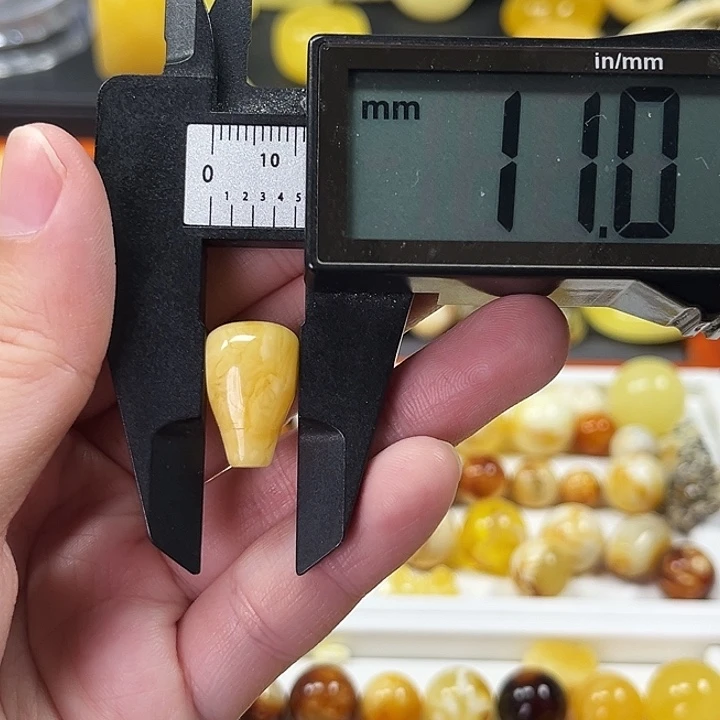 勇***鱼琥珀颈饰未镶嵌三通
