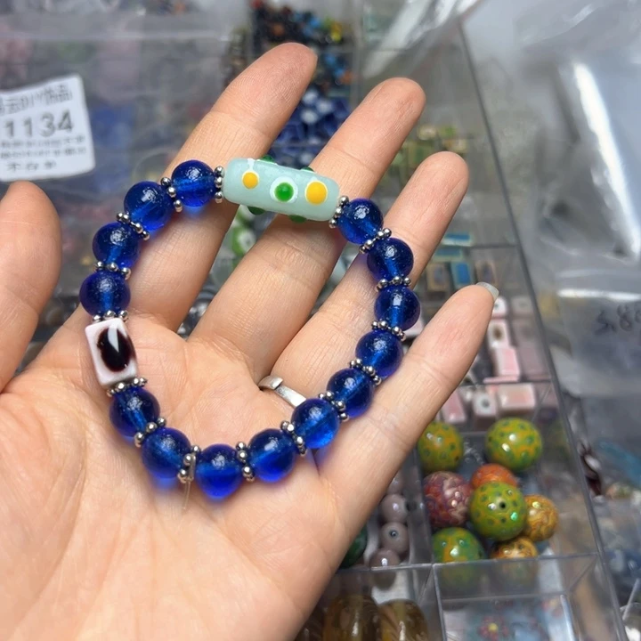 琉璃颈饰1260。 琉璃一条，上面粉色是陶瓷