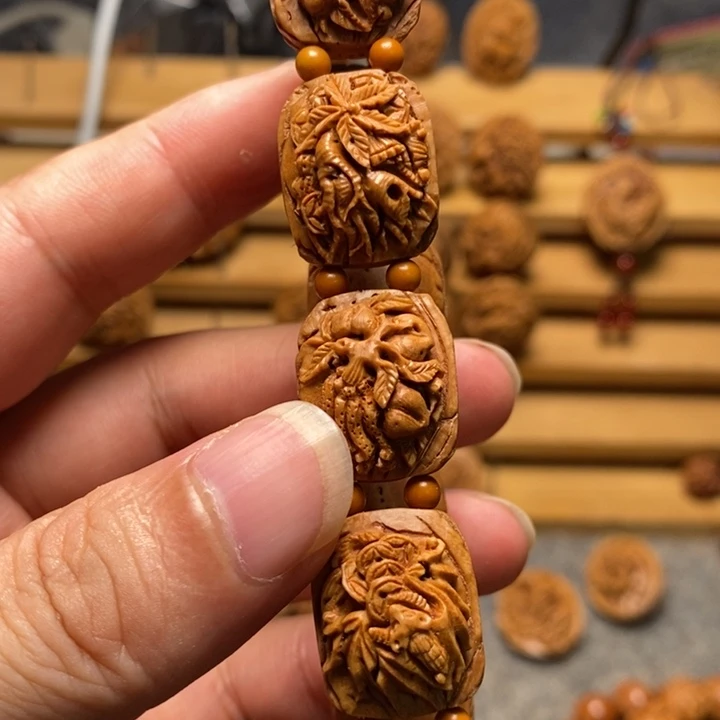 玄***）桃核手工雕刻多宝手牌