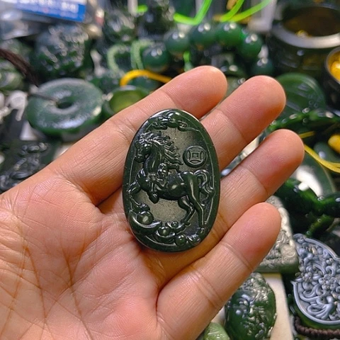 蛇纹石玉颈饰未镶嵌