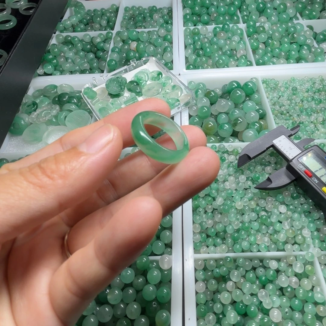 石英质玉（非洲翠）未镶嵌15号戒指微瑕