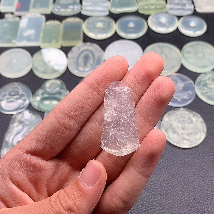 未镶嵌岫玉颈饰九尾狐