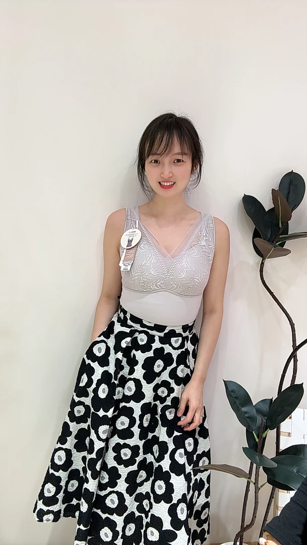 【夏娃万达店诚选】东方茜维诗4266V领乳胶杯桑蚕丝保暖打底背心