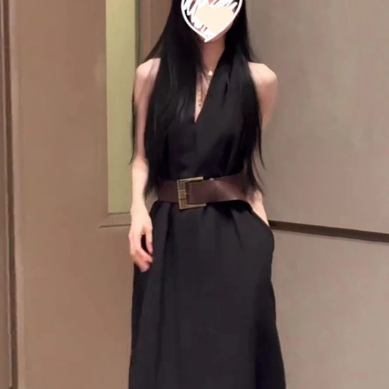 黑色V领挂脖无袖高级感2025气质中长款连衣裙夏季新款显瘦长裙