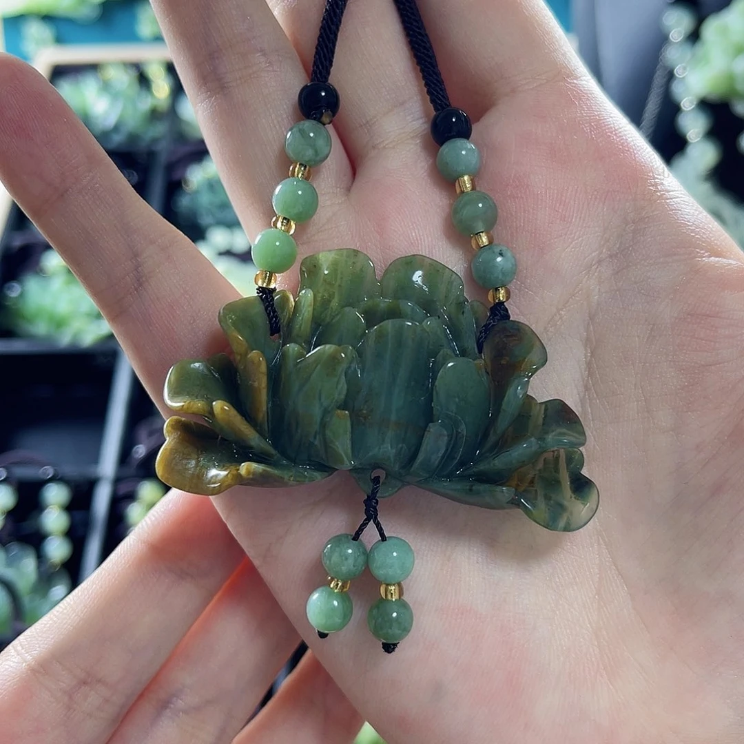 蛇纹石玉颈饰合金