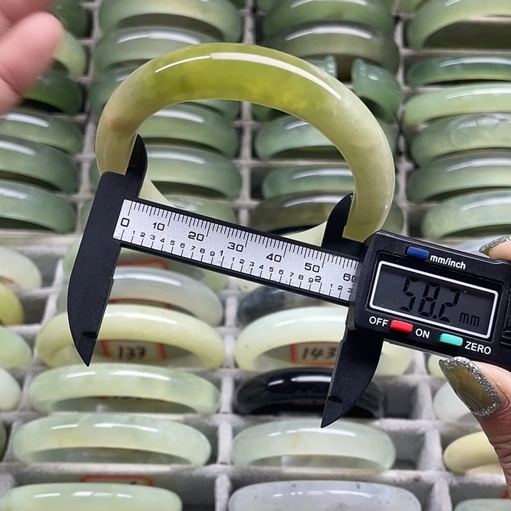 蛇纹石玉未镶嵌手镯138