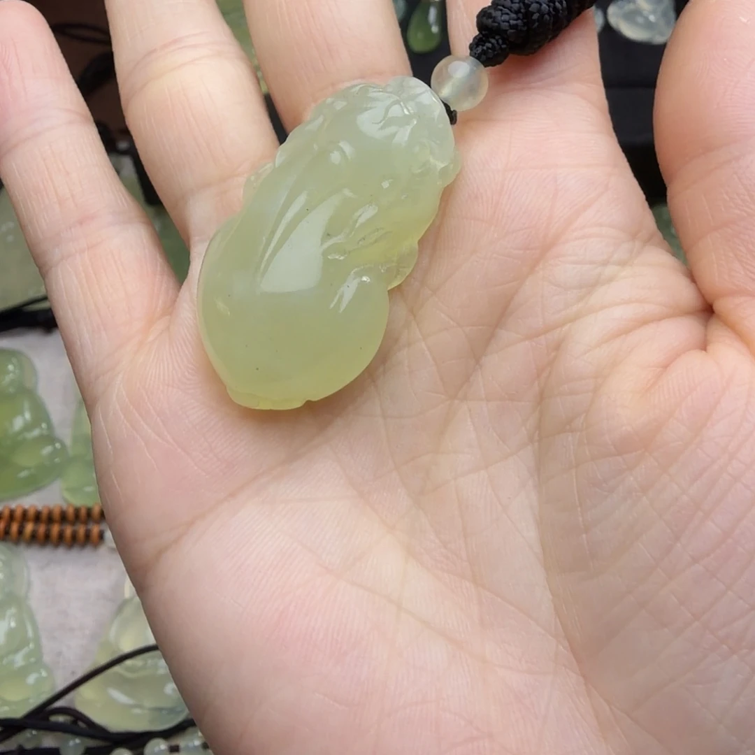 岫玉未镶嵌颈饰吊坠