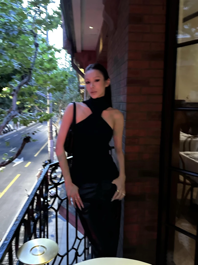 2025早秋新款设计感纯欲交叉扭结挂脖针织背心配高腰半身裙两件套