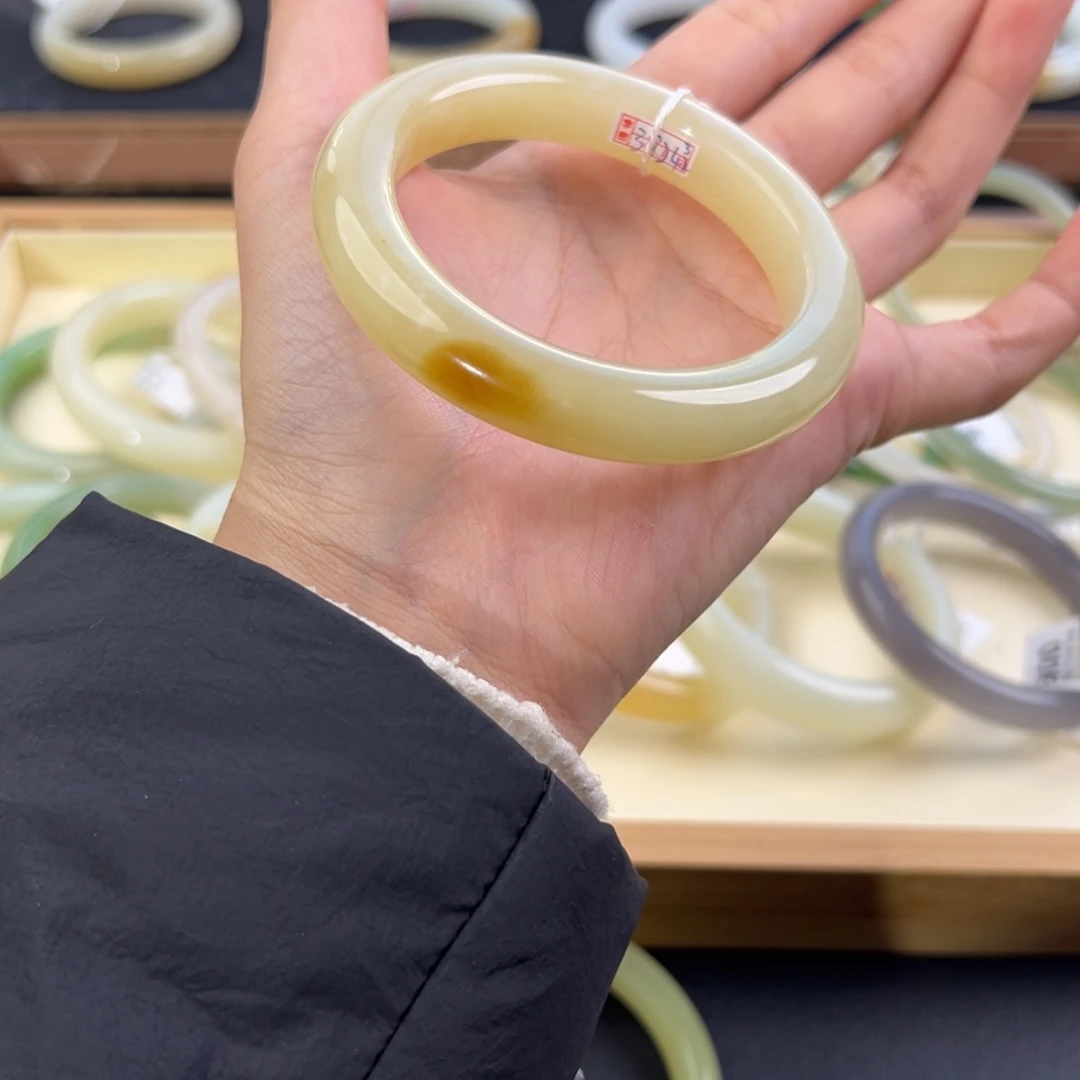 和田玉未镶嵌手镯有微瑕