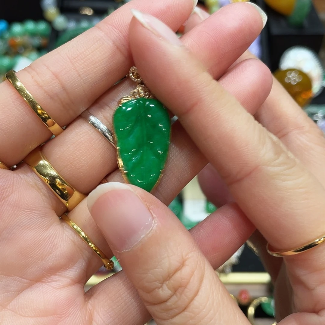 S***翡翠未镶嵌颈饰闪购商品