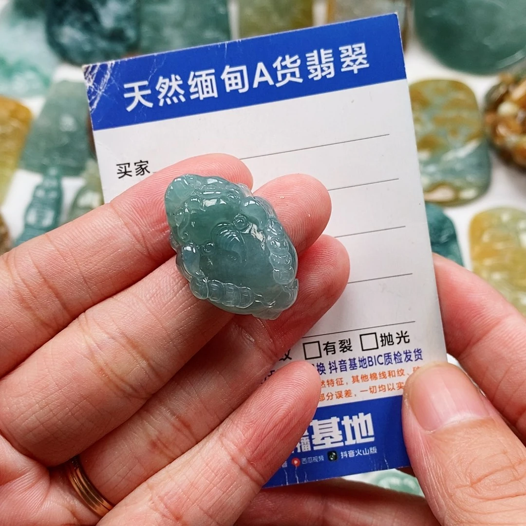 翡翠未镶嵌颈饰金蟾