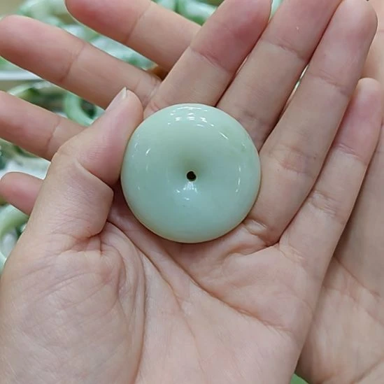 透闪石-蛇纹石玉未镶嵌颈饰