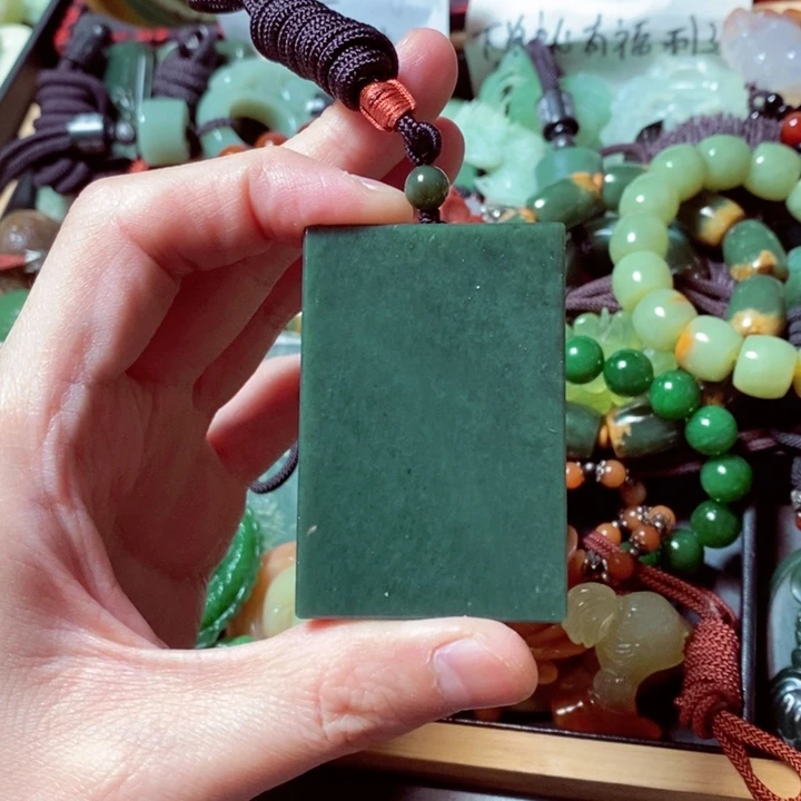 透闪石质玉颈饰未镶嵌