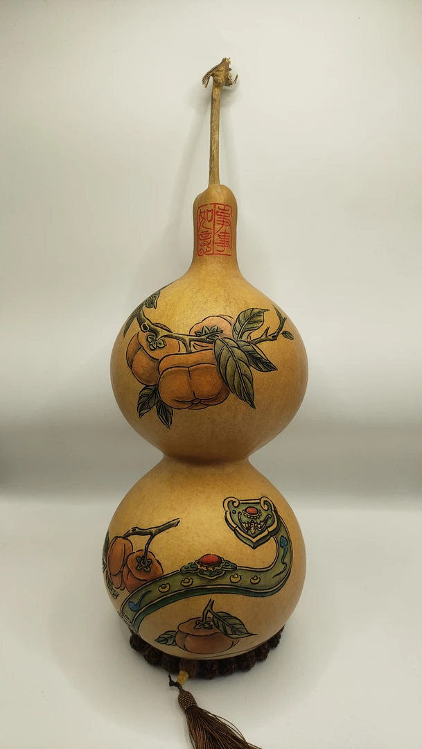 纯手工彩刻葫芦摆件，高51厘米（含龙头），宽17厘米。