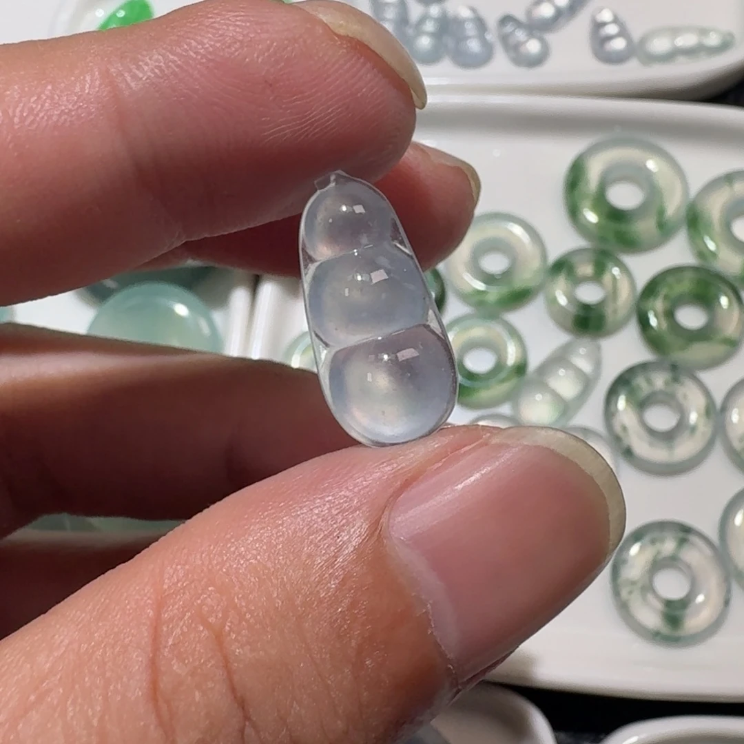 翡翠未镶嵌颈饰福豆