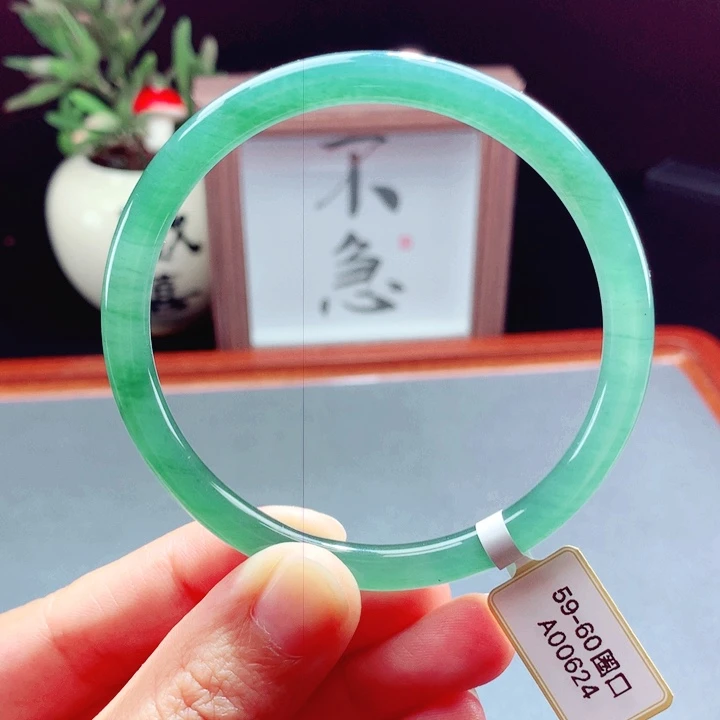 未镶嵌手镯翡翠圆镯