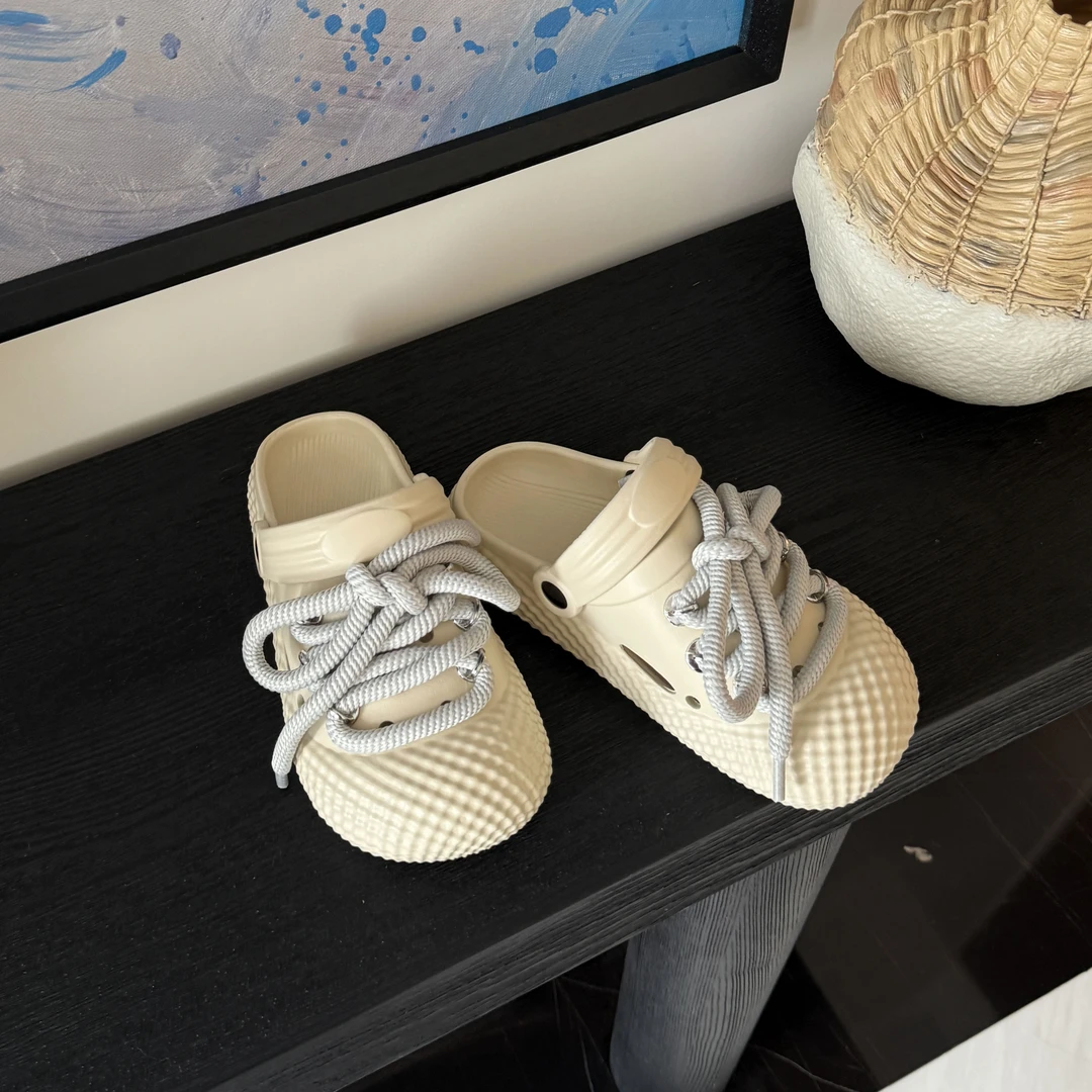 小发喵「绳结缀饰肌理廓形洞洞鞋｜潮感型格解锁夏日态度」