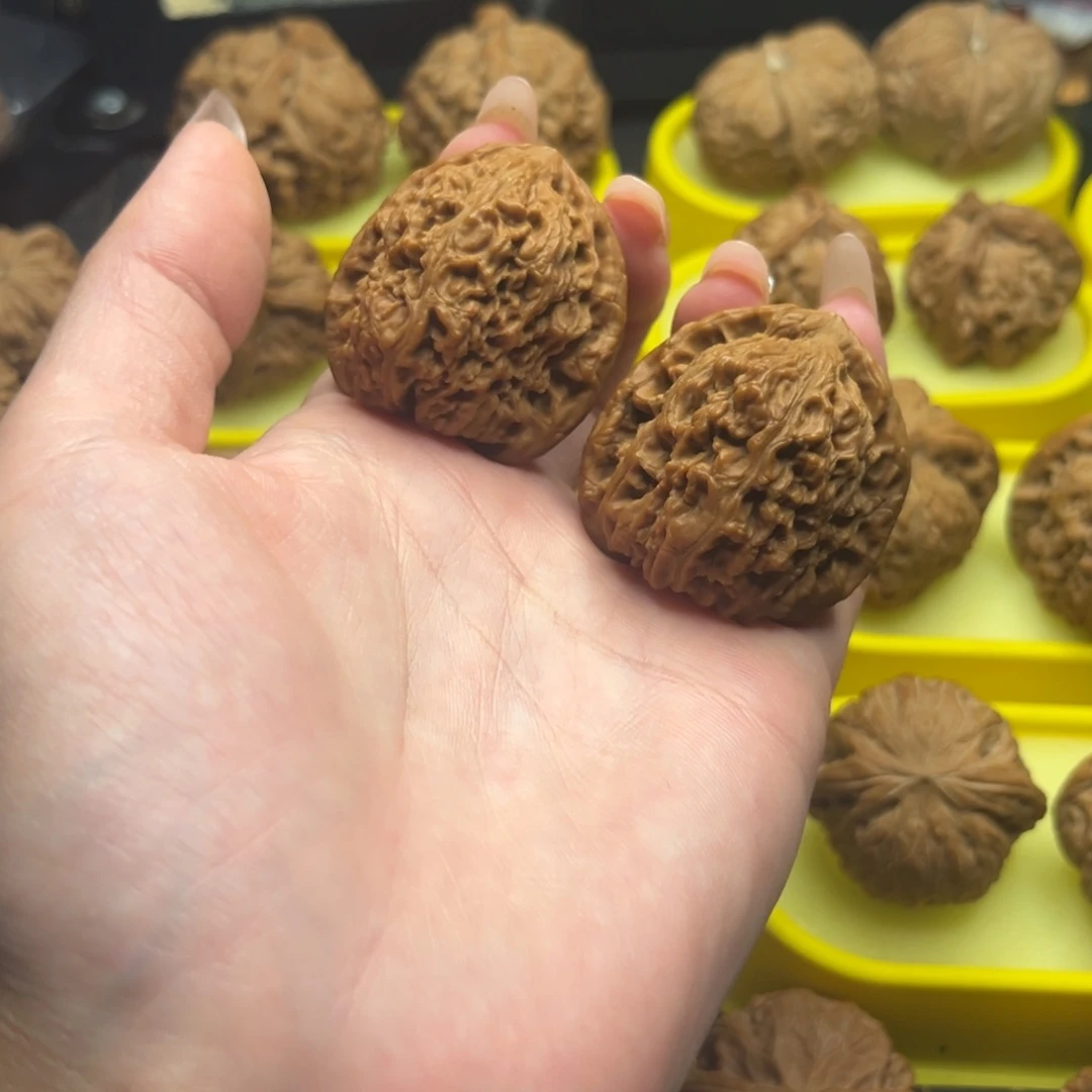 朱***洺文玩核桃吊坠南疆