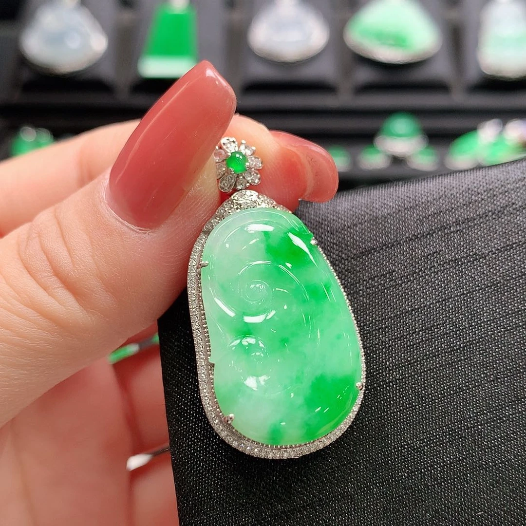 翡翠18K金镶嵌颈饰如意