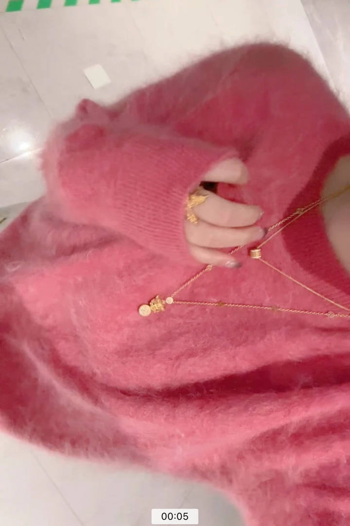 1856芯炫家冬季新款高级感气质圆领纯色拉绒工艺上衣