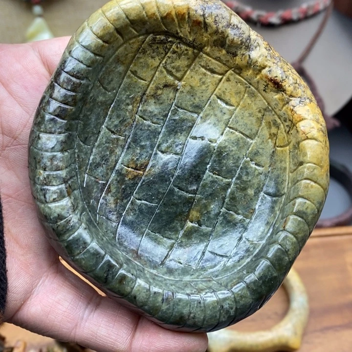 未镶嵌岫岩河磨玉（透闪石质玉）摆件