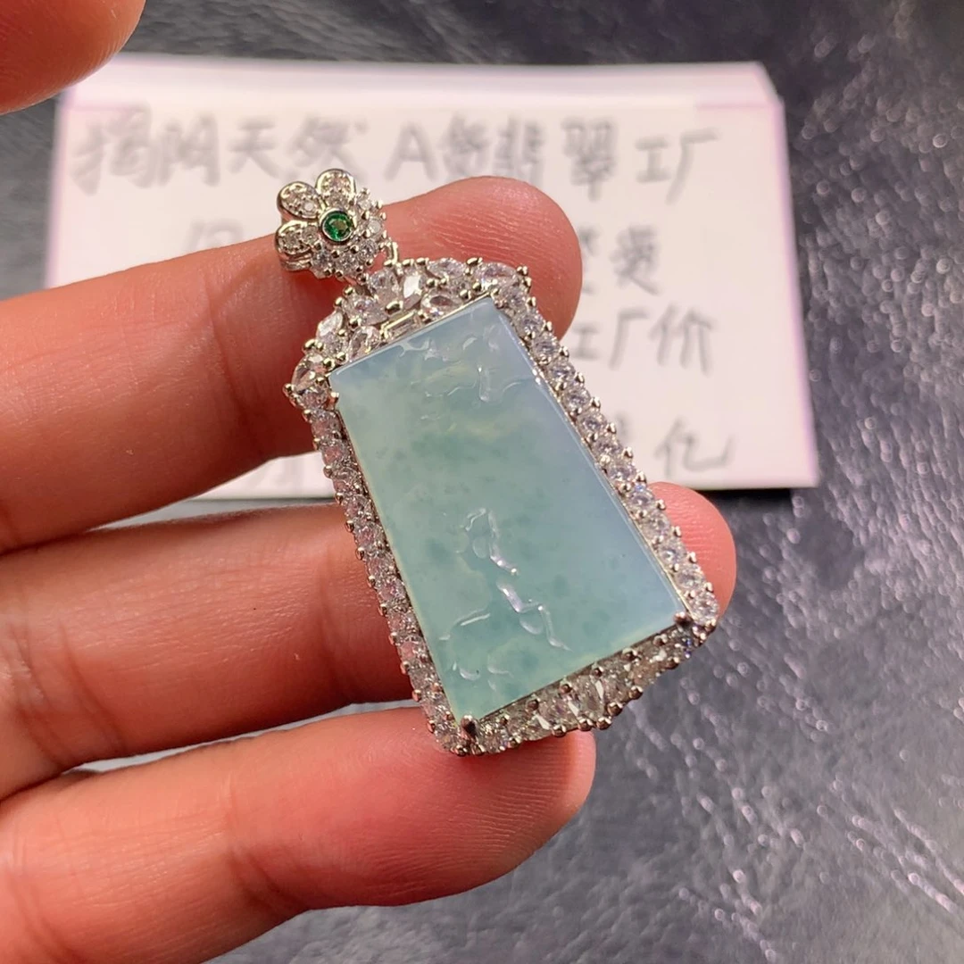 翡翠未镶嵌颈饰一路发