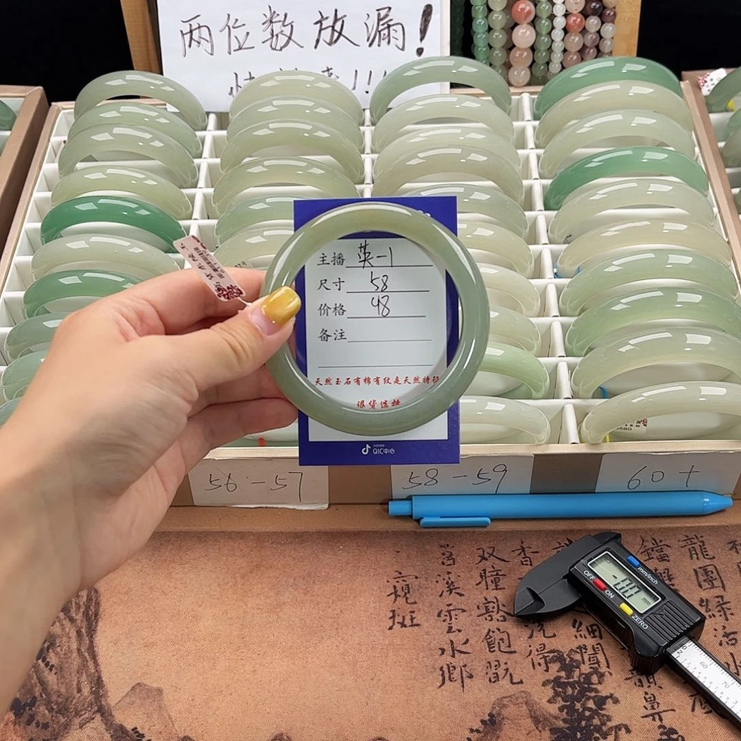 未镶嵌手镯石英岩玉