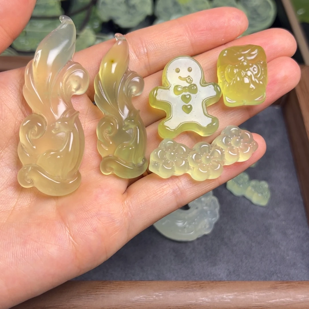 既***安未镶嵌蛇纹石玉颈饰
