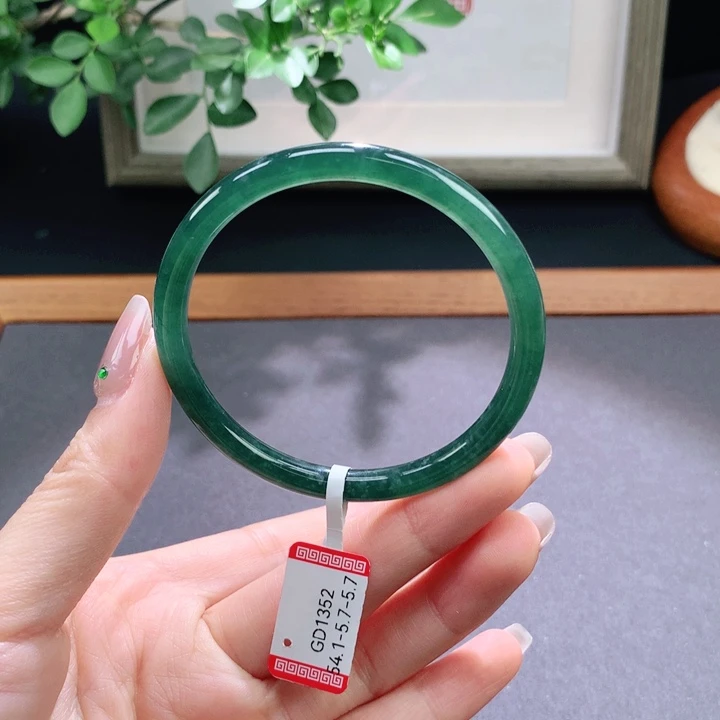 翡翠手镯未镶嵌天然翡翠手镯