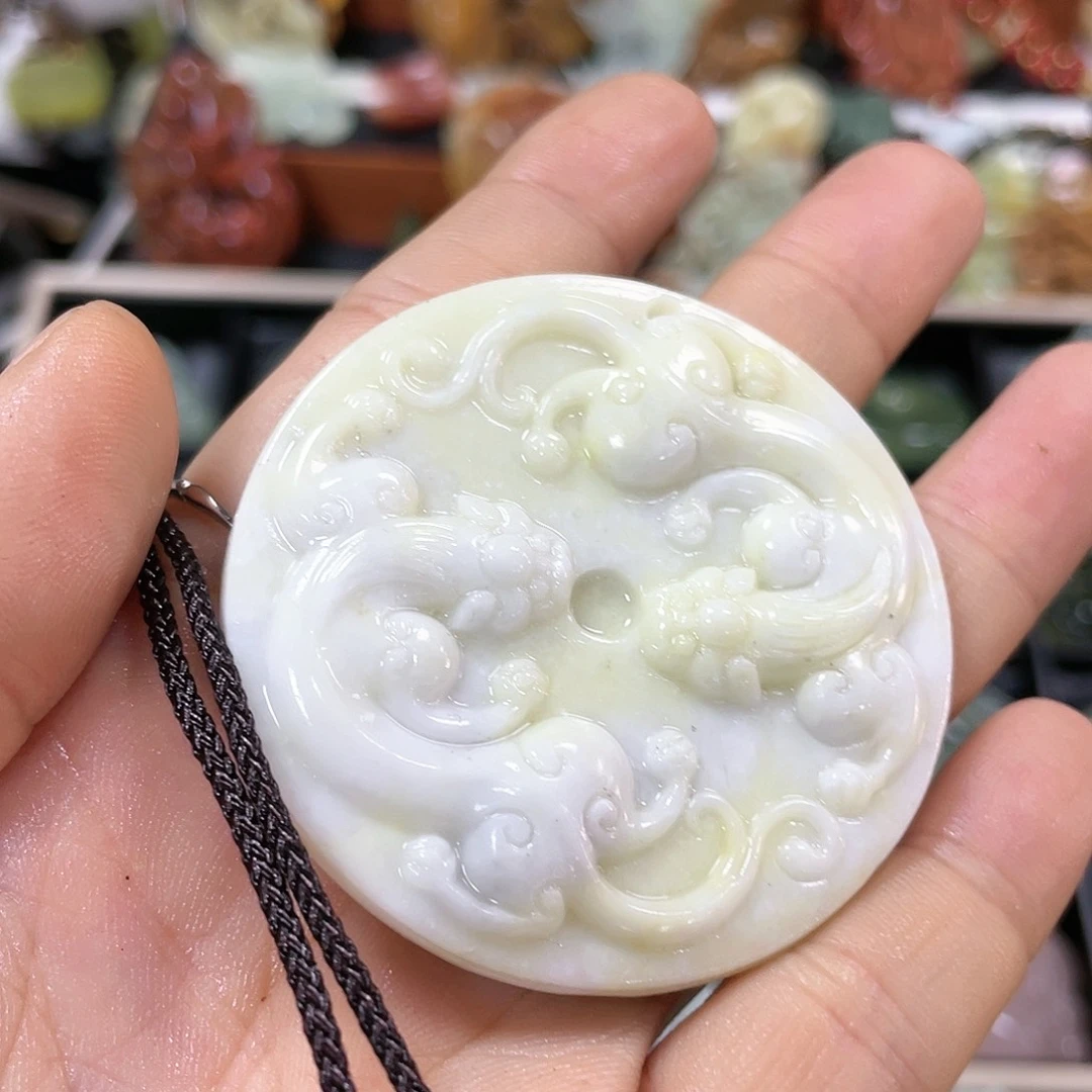 蛇纹石玉颈饰合金