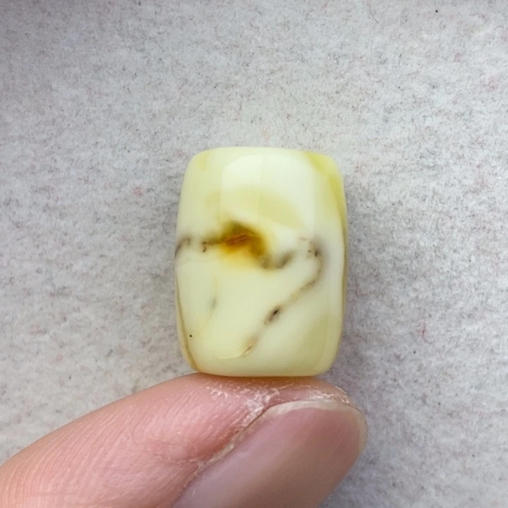 蜜蜡未镶嵌裸石瑕疵卡13