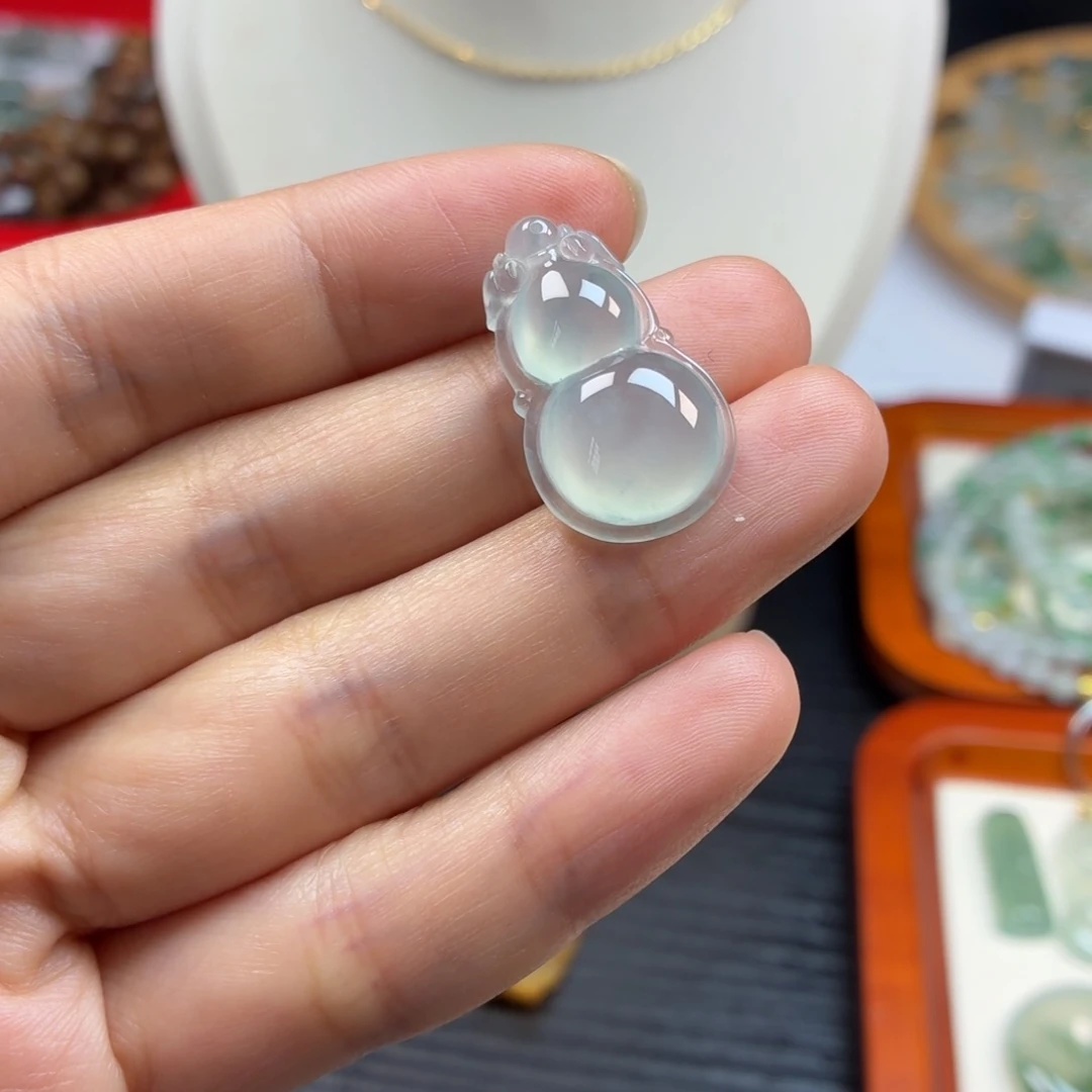 翡翠未镶嵌颈饰葫芦