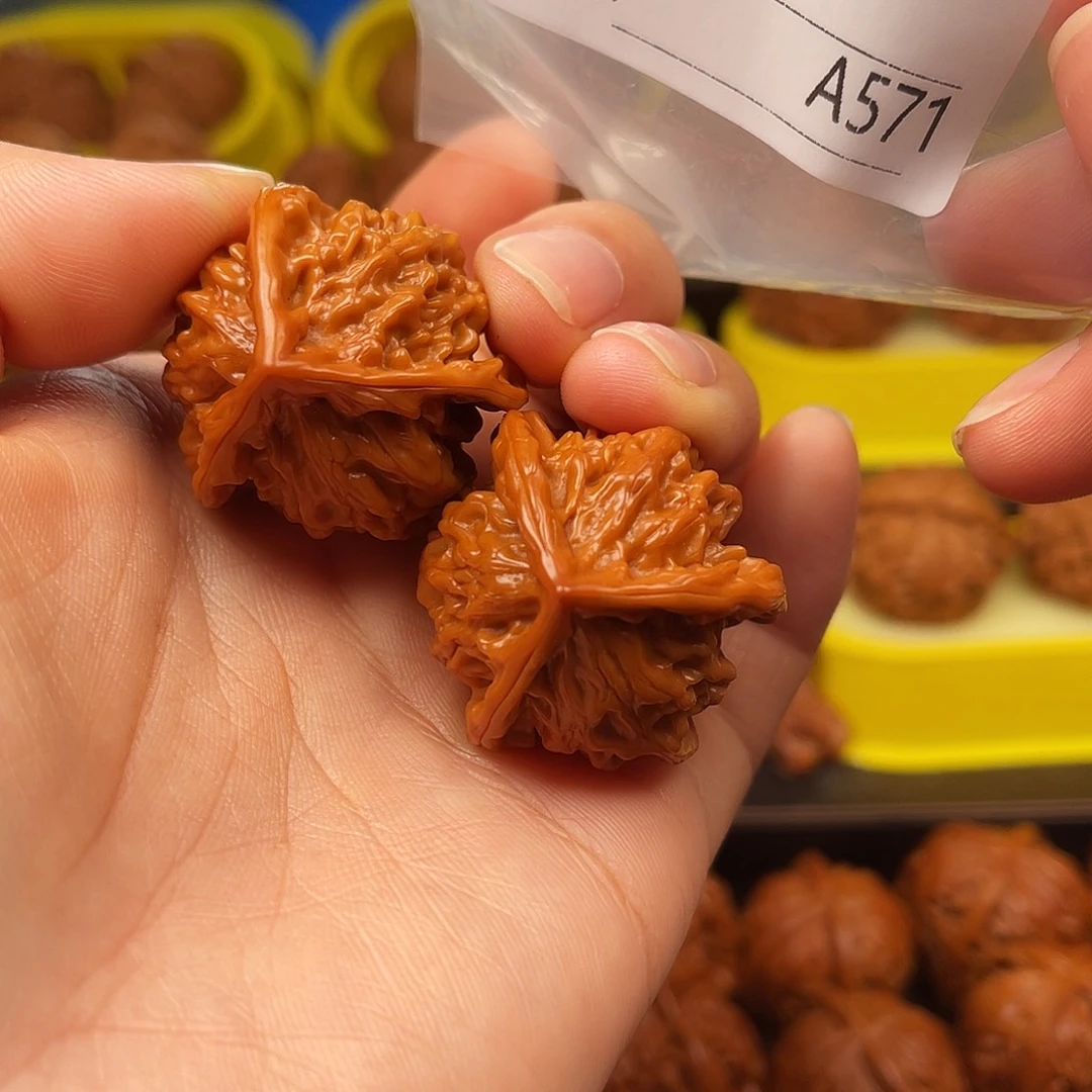 文玩核桃吊坠to mo mo n