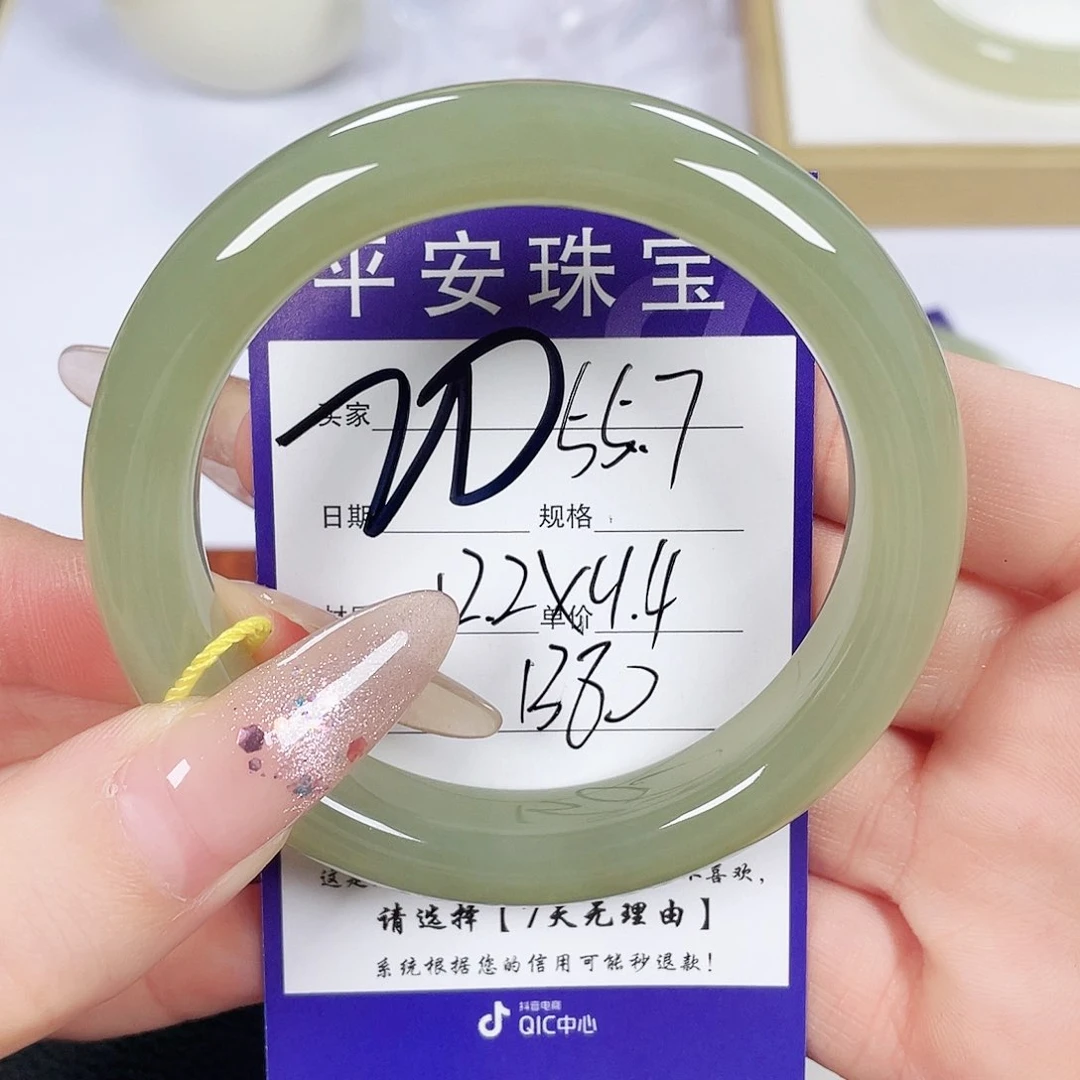 和田玉手镯未镶嵌小**?