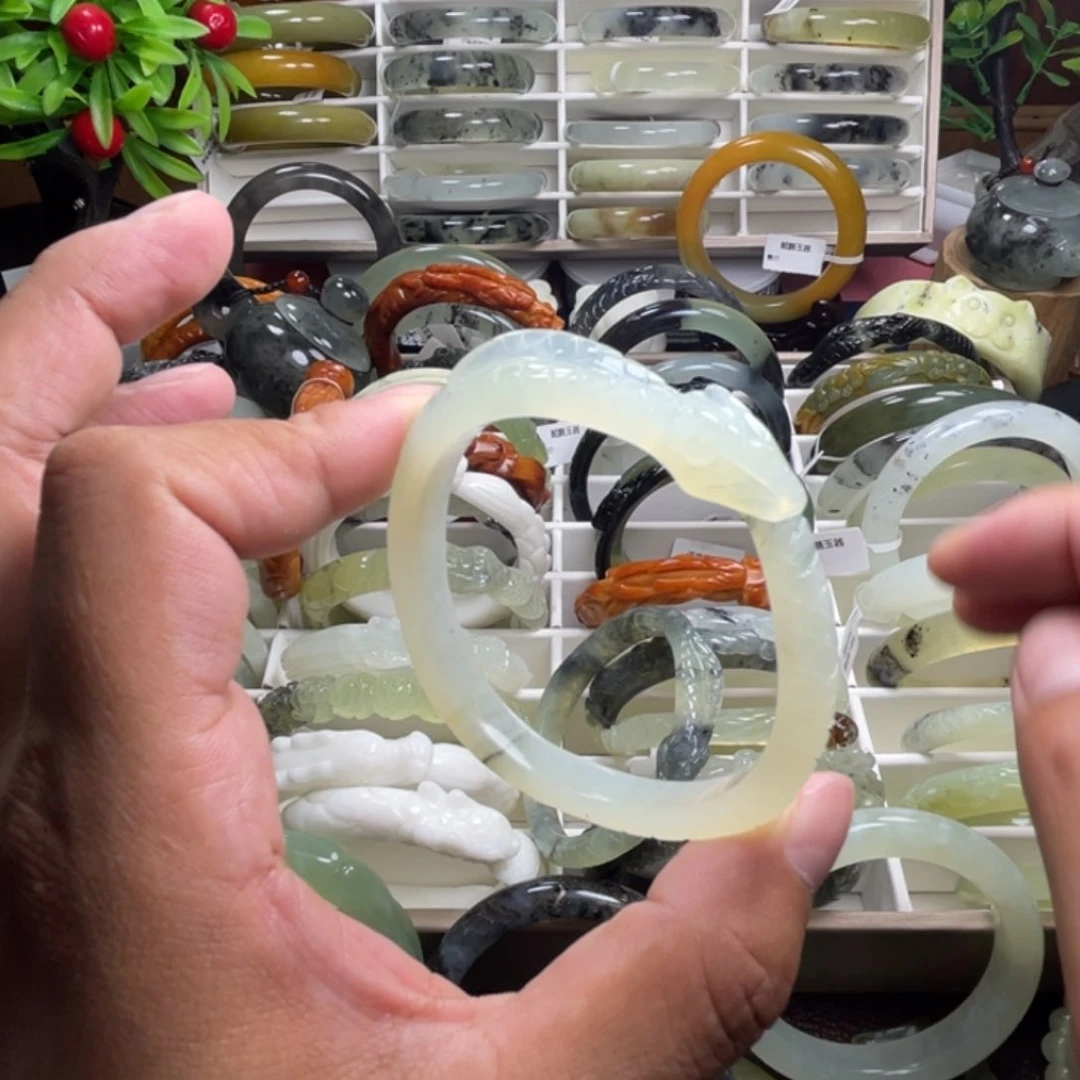 蛇纹石玉未镶嵌手镯