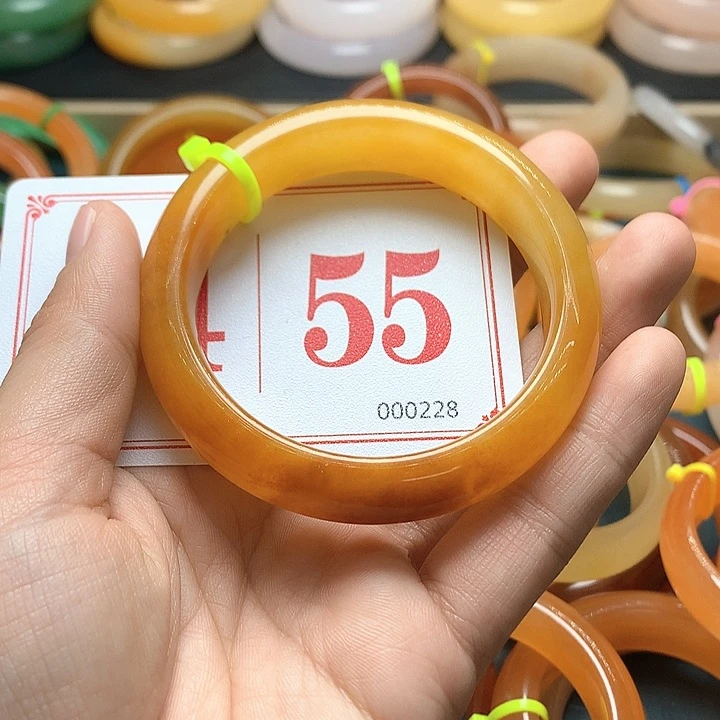 未镶嵌石英质玉（黄龙玉）手镯