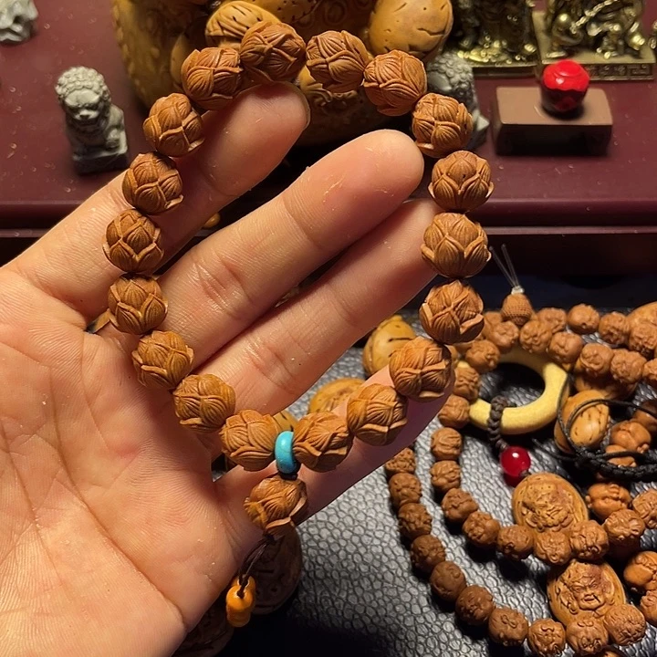 龙纹桃核雕刻莲花