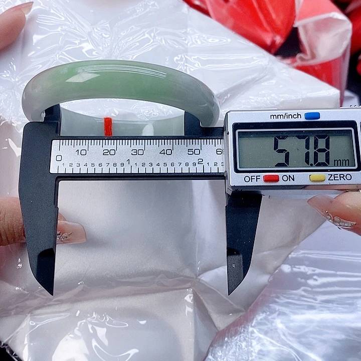 翡翠手镯未镶嵌4。 