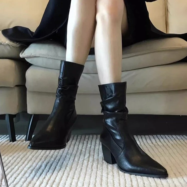 超火！洋气小短靴女2025新款秋冬款配裙子黑色尖头粗跟褶皱堆堆靴