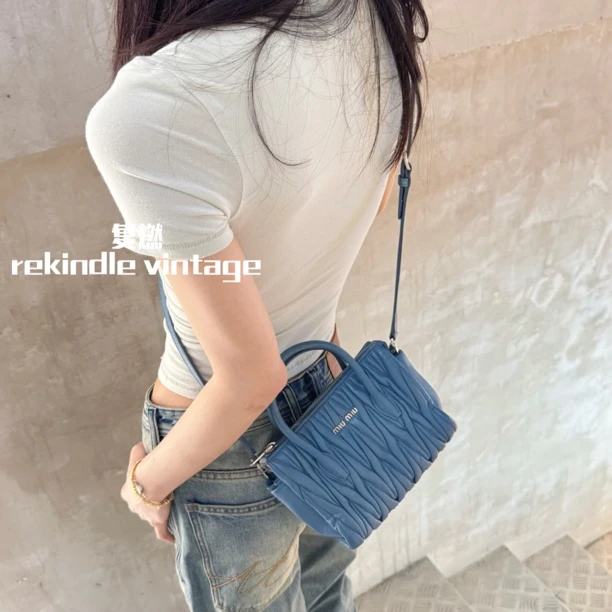 95新 MIU MIU/缪缪 复燃精选/褶皱蓝色斜挎包