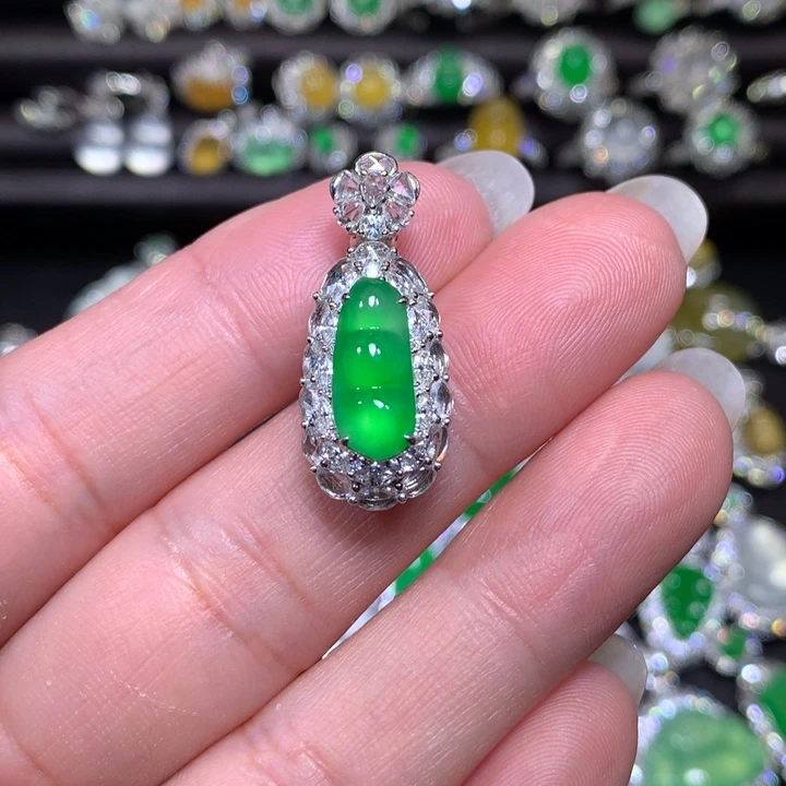 翡翠18K金镶嵌颈饰冰绿