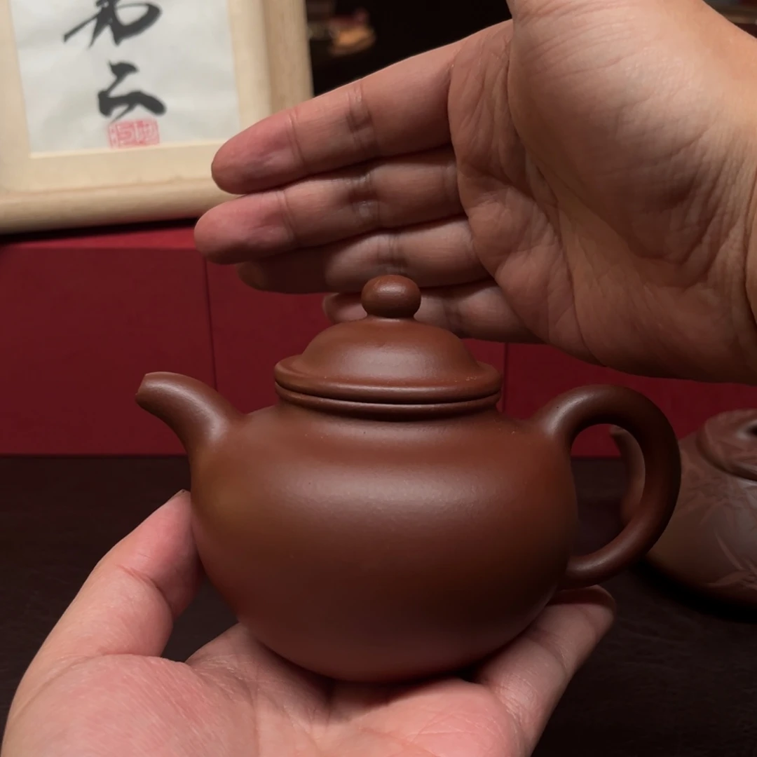 李***子茶壶紫砂青山出品，掇球壶。