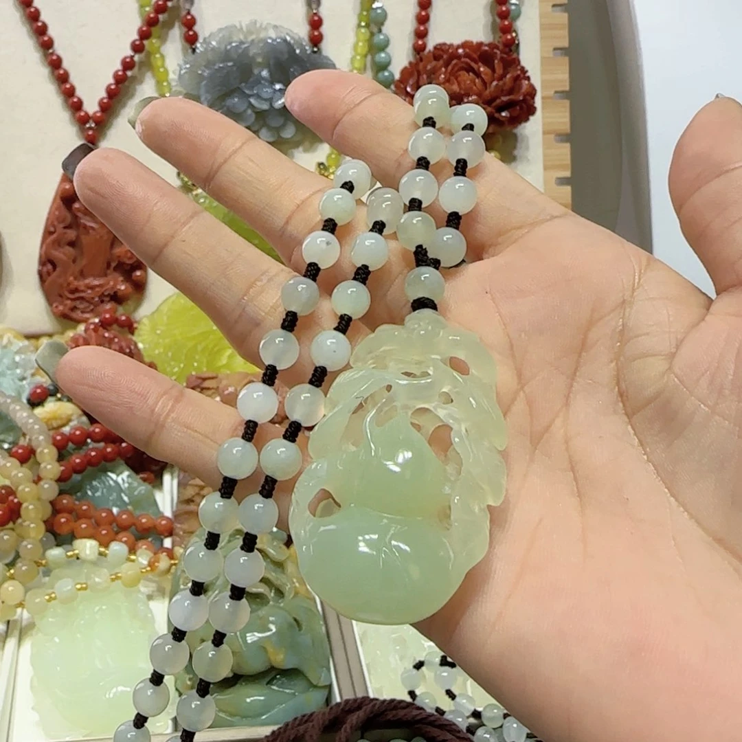 未镶嵌蛇纹石玉吊坠