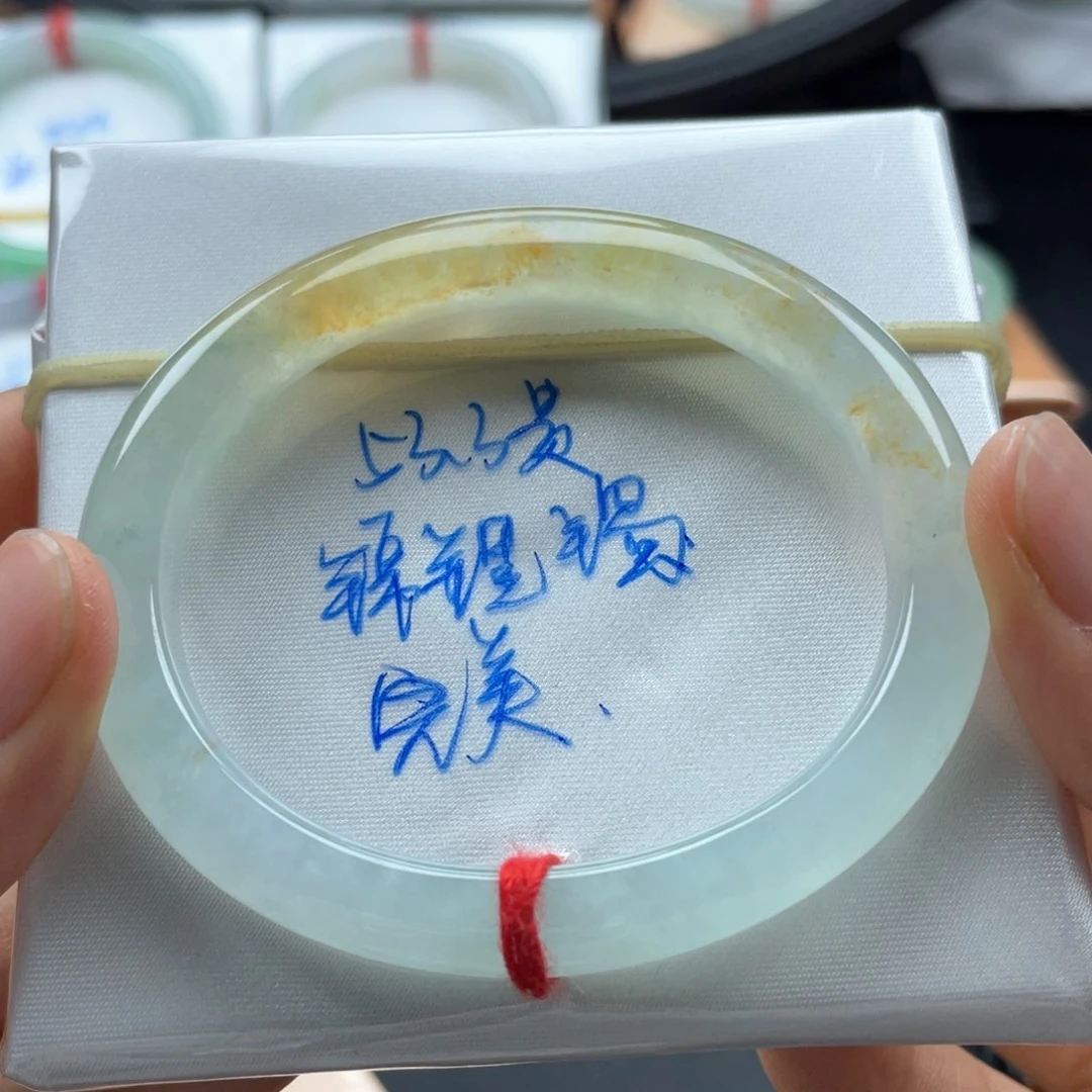 翡翠手镯未镶嵌翡翠