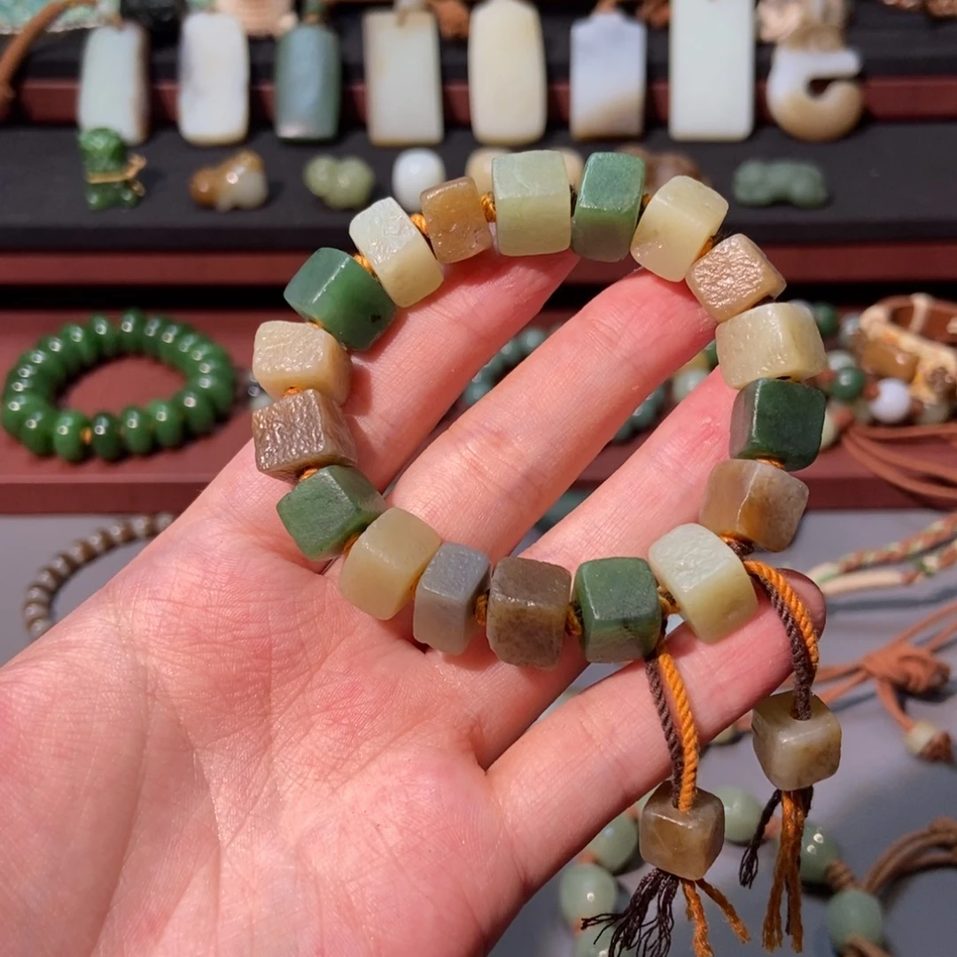 怡***颈饰未镶嵌和田玉